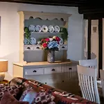 Beautiful Grade 2 Listed Building - West Wing *