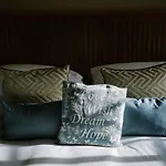 Beautiful Grade 2 Listed Building - West Wing 別荘 *