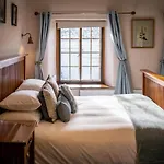 Beautiful Grade 2 Listed Building - West Wing 別荘 *