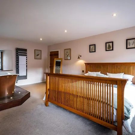 Beautiful Grade 2 Listed Building - West Wing *